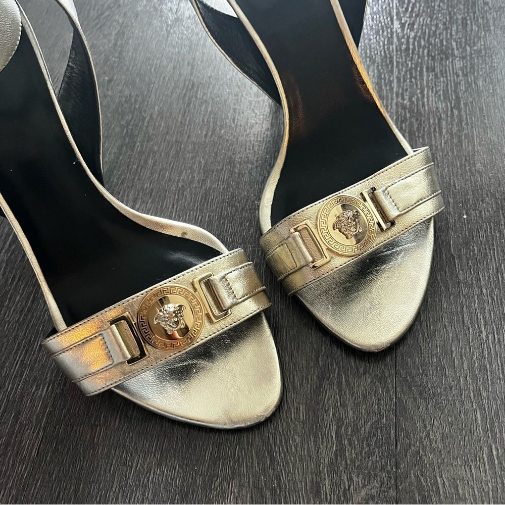 VERSACE Medusa Runway Strappy Metallic Silver Medusae Mediallion Heels SZ 39 US9 - Picture 3 of 9